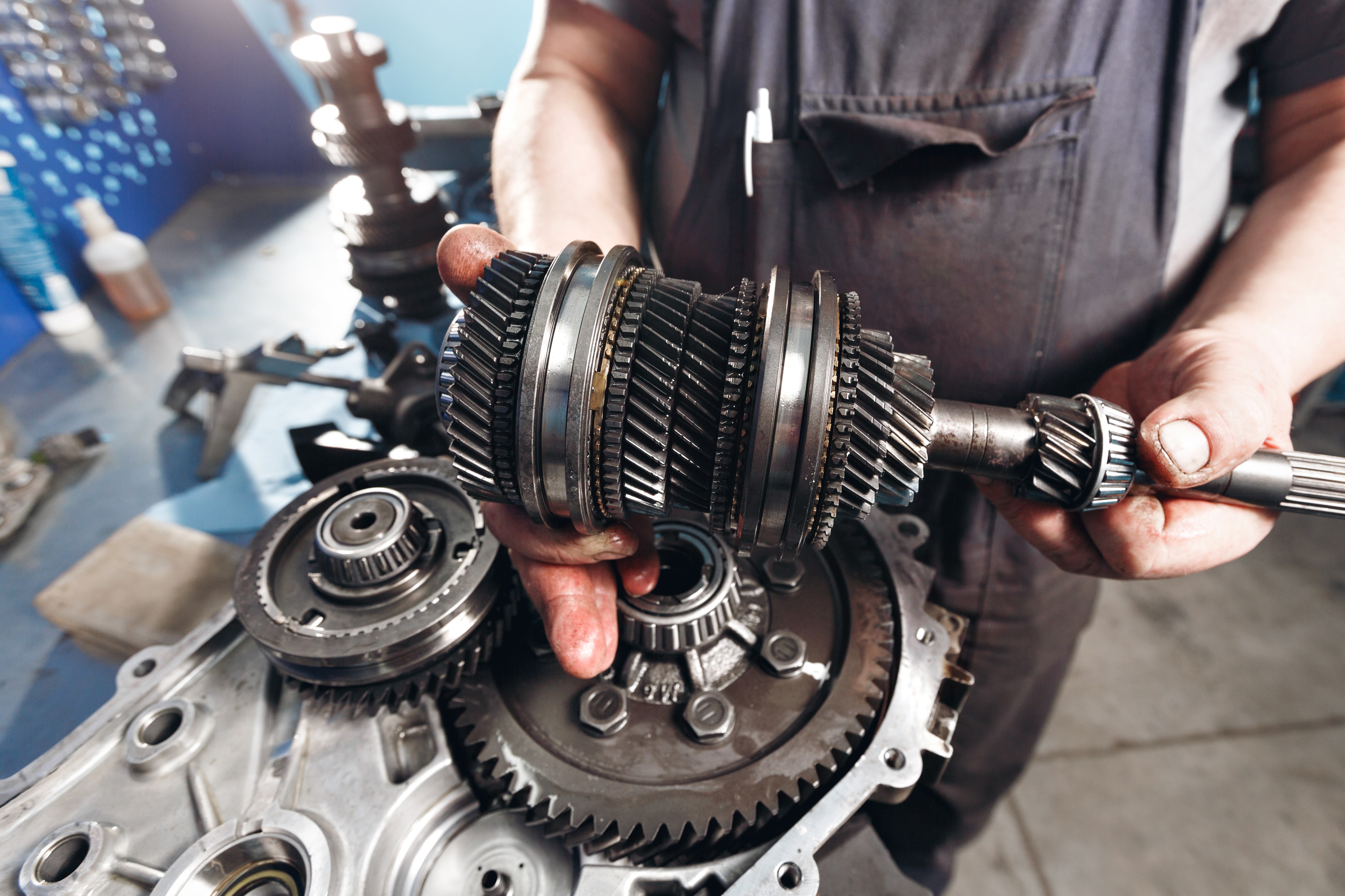 Mechanic holding gear assembly